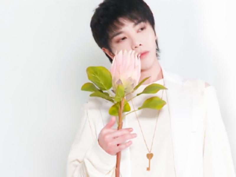 有种“整容”叫华晨宇拿花，本以为会影响颜值，却帅出新高度！