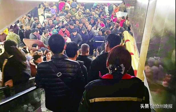 摩肩接踵人头攒动,沧州市区各医院昨迎来就诊高峰,状况堪比春运