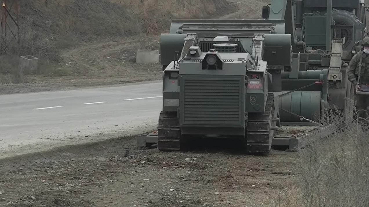 俄军新型无人扫雷车清除乌军雷场,俄罗斯扫雷车在农田里排雷