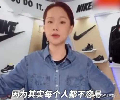 年轻人摆摊被大爷怒骂,大爷吐槽在hm店购物的年轻人