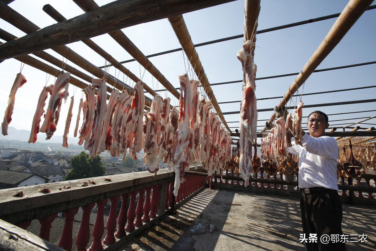大山里农村老人卖腊肉,农村老人在山里卖腊肉好吗