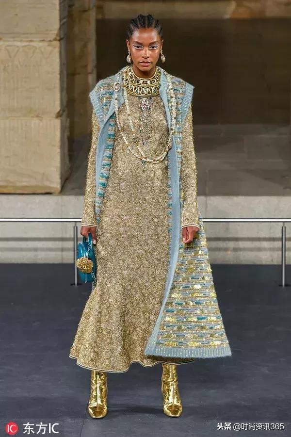 “埃及风”也刮到了时尚圈？CHANEL用金丝银线为你解答！