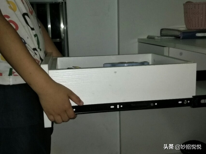 抽屉你会拆卸吗？只要找到这机关，一按一拉就取下抽屉，长知识了