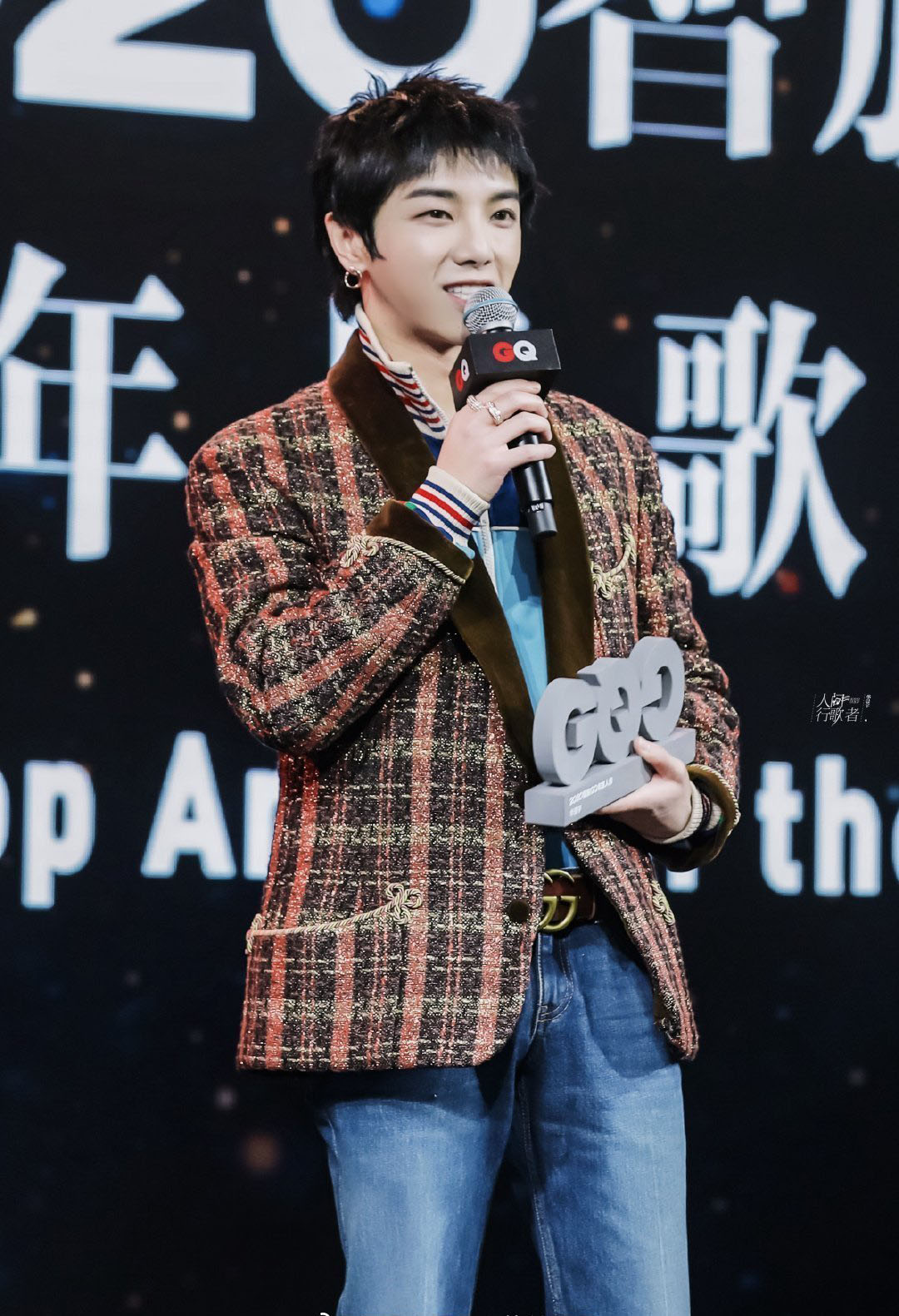 华晨宇同款棒球服搭配,华晨宇黑色西服穿搭图片