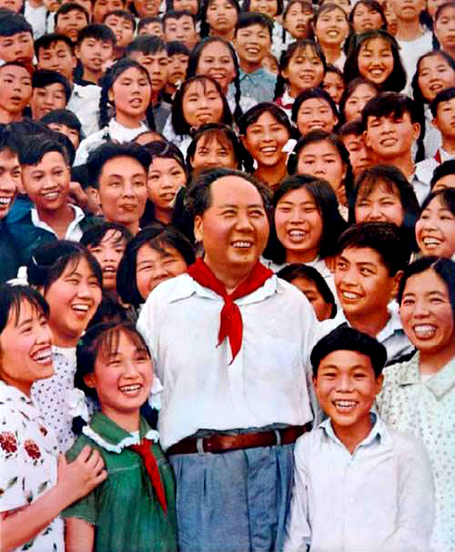 她和毛主席合影主席说：“女同志是半边天，要站在中间”