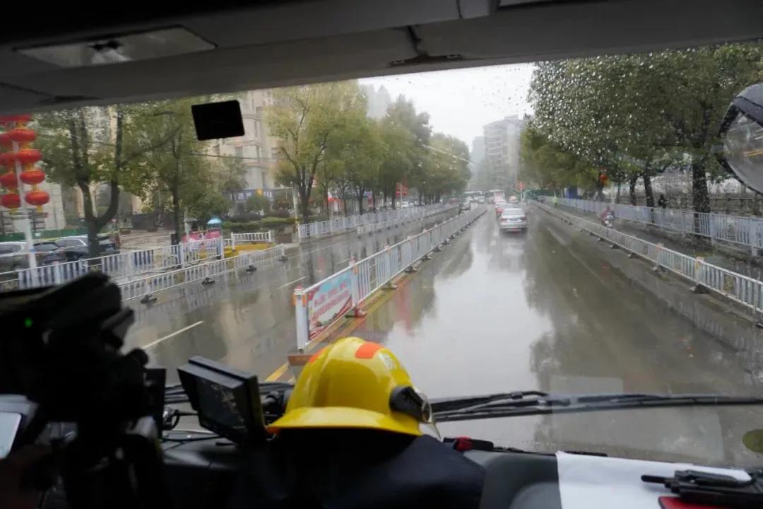 吓人！江西街头一高压线起火，火花四溅，直击现场