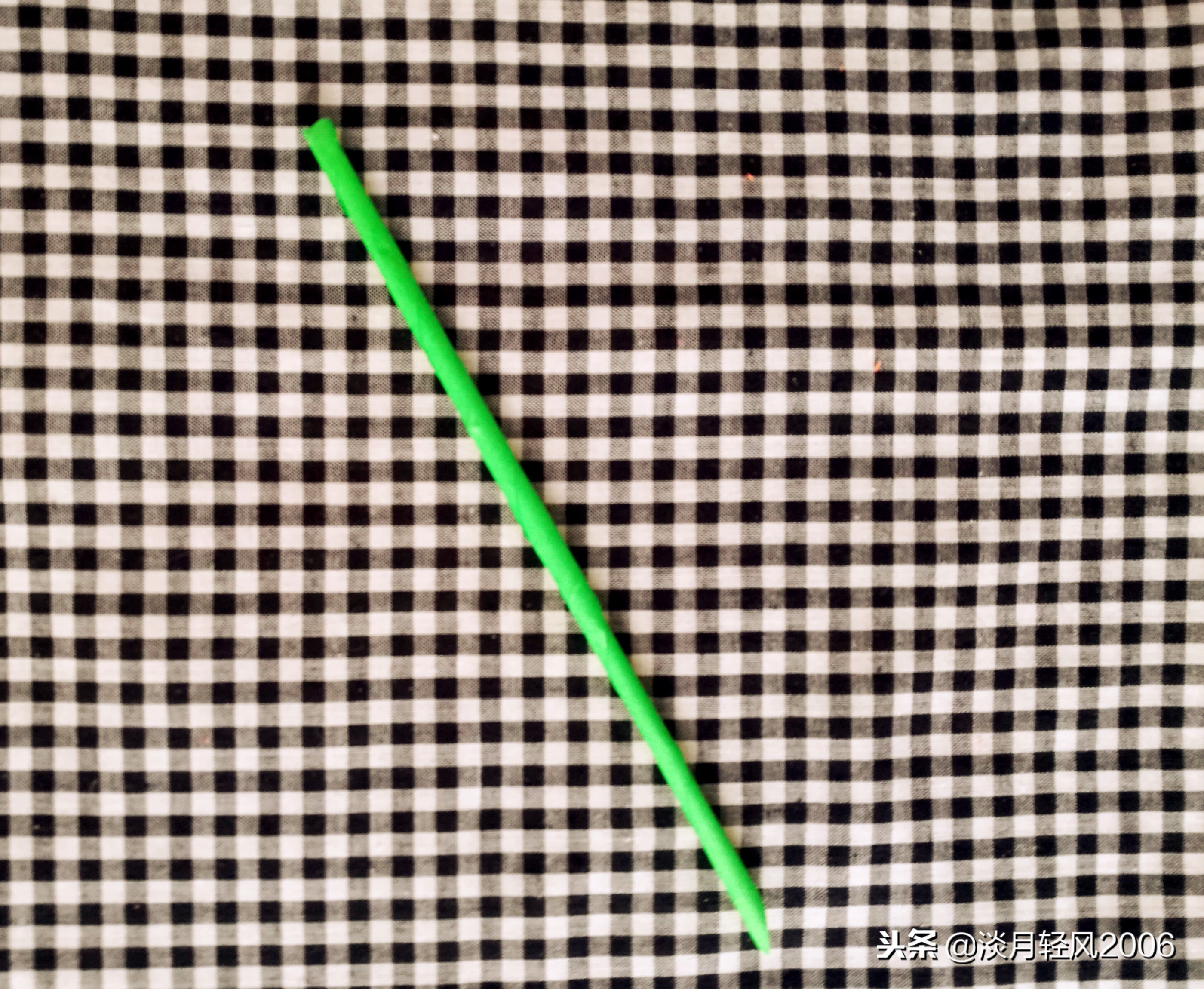 卡纸手工制作小花,用卡纸和棒棒糖做小花送给孩子