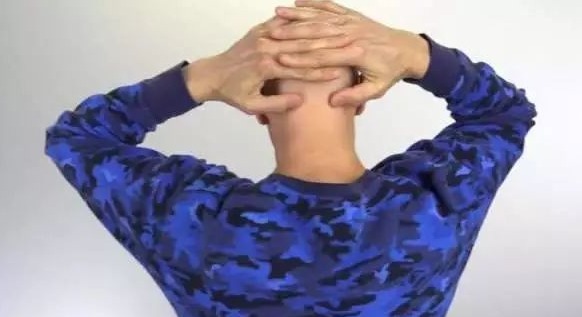 经常低头看手机的颈椎怎么矫正,抬头看手机对颈椎有好处吗