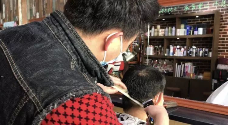 头发太长理发店不开门,头发太长去理发店找理发师剪头