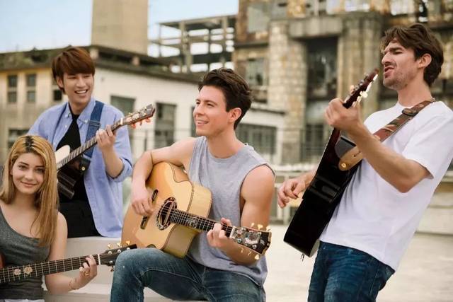 我用这把吉他，圆了青*梦春**