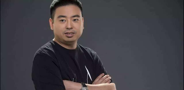 摆摊卖义乌小商品一天能赚多少钱,一对夫妇摆地摊一晚挣9000元