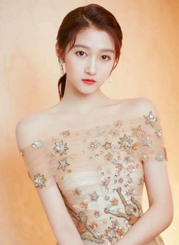 关晓彤王牌对王牌齐刘海发型,关晓彤齐刘海黑长直造型