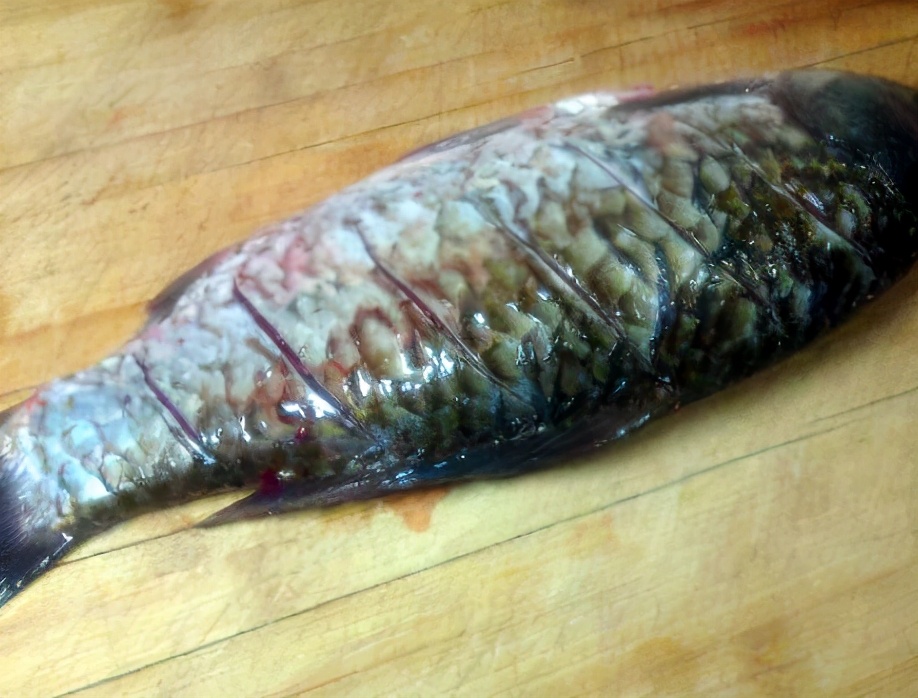 炖鱼应少放或不放酱油才好吃,炖鱼时万万别用酒和醋去腥