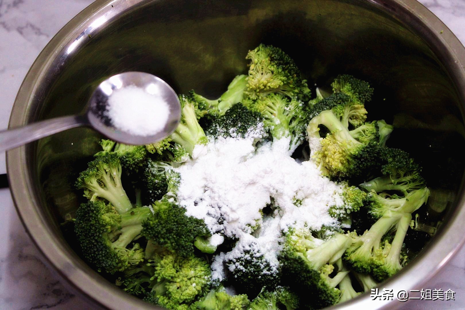 西兰花炒虾仁西兰花用不用焯水,凉拌西兰花怎么保持绿色