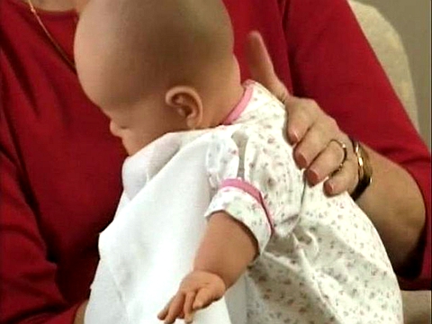 宝宝吐奶的原因及解决办法8个月,如何解决一个月宝宝吐奶现象