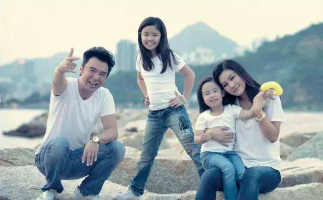 钟镇涛一月收入,钟镇涛第一任妻子花了多少钱