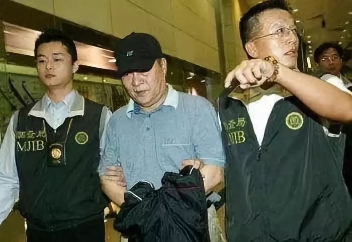 达芙妮40年轮回，充满家族内斗、明星豪门、资本掠食等，一场大戏