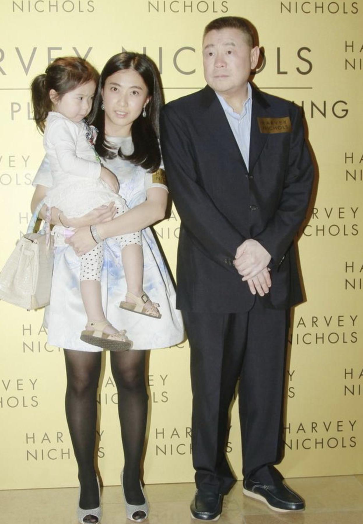 香港女首富甘比黑裙出席典礼,香港女首富甘比不输邓文迪