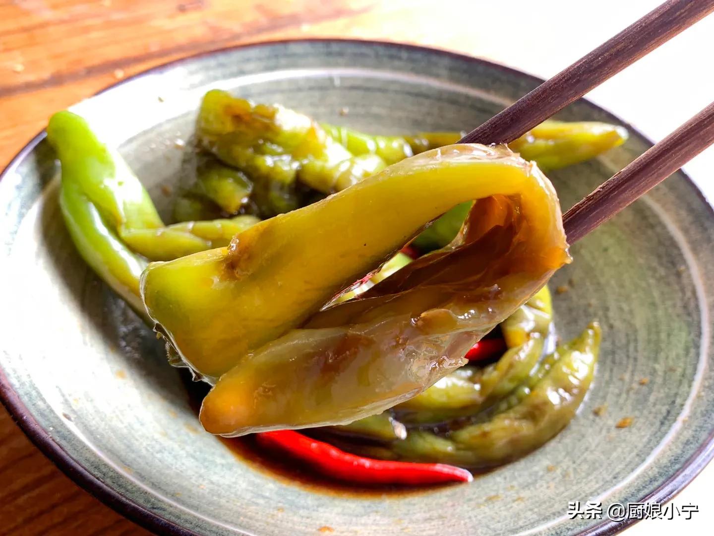 生抽腌小米辣椒和姜的最简单做法,腌辣椒最好吃的做法王刚