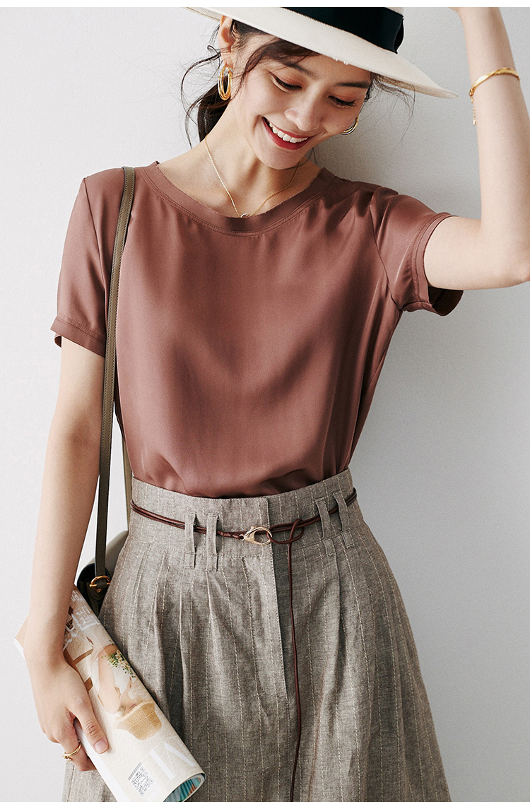 真丝T生出一股闲看花开花落、云卷云舒的放松之感，越穿越爱