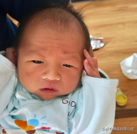 医院照蓝光费用太“高”，宝妈居家给宝宝检测，画面可怜又好笑