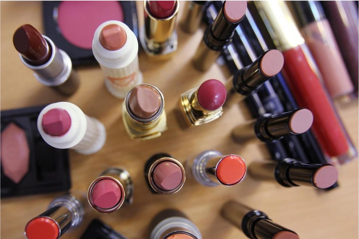 “口红毫无意义”随着口罩的强制性，日本的化妆品销售额下降