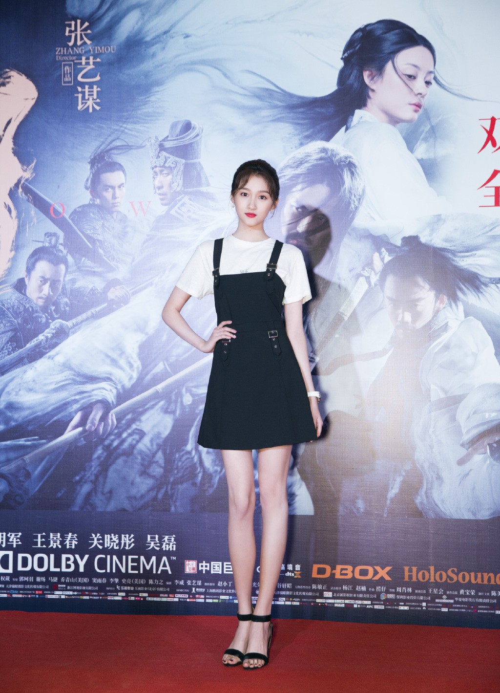 关晓彤现身时装周,关晓彤双马尾麻花辫翻车造型