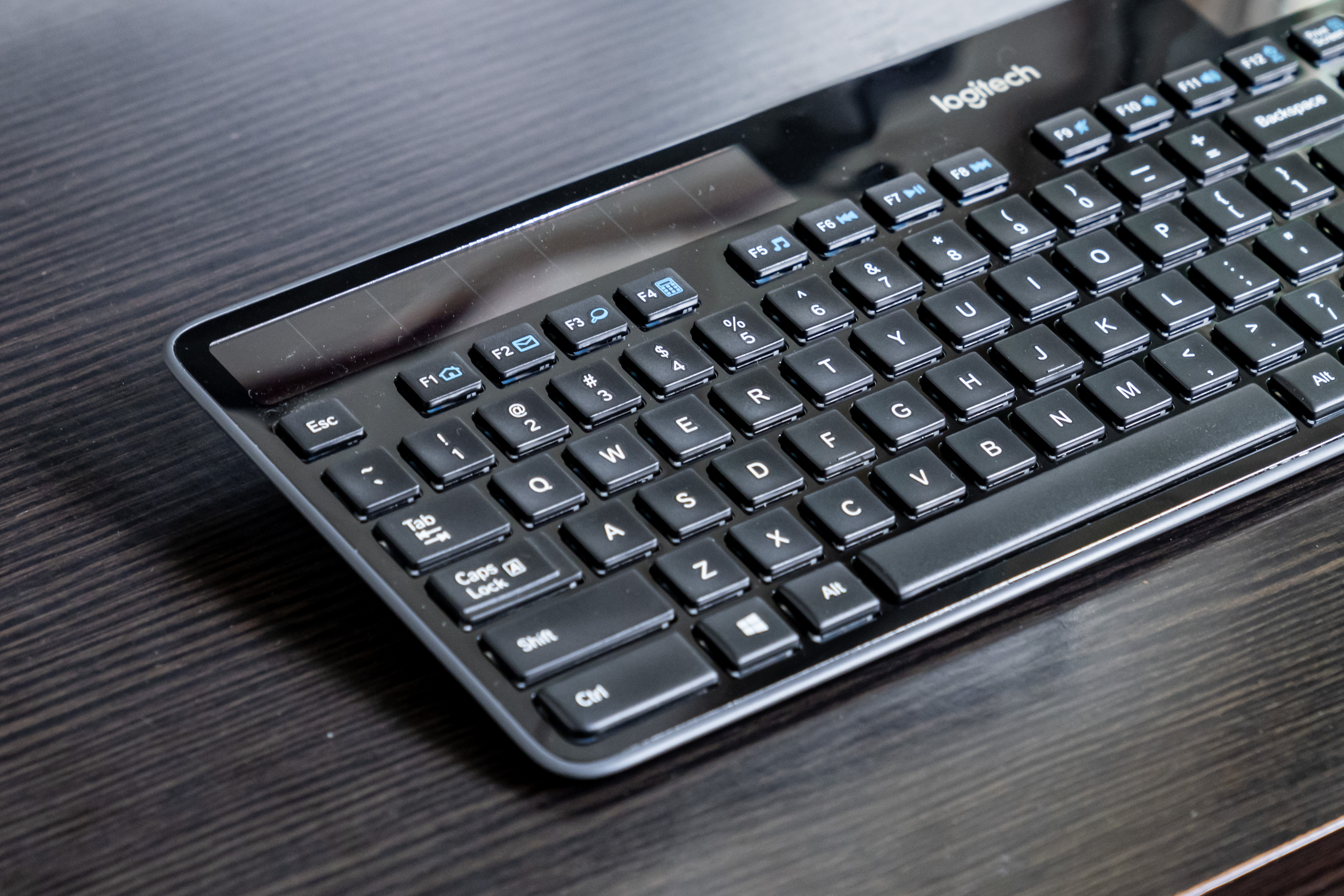 罗技键盘780和罗技k750,罗技k750无线键盘有电池的吗