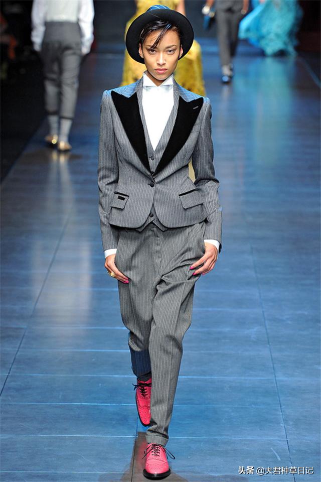 为啥好多女人都不穿高跟鞋了,适合现在穿的小白鞋