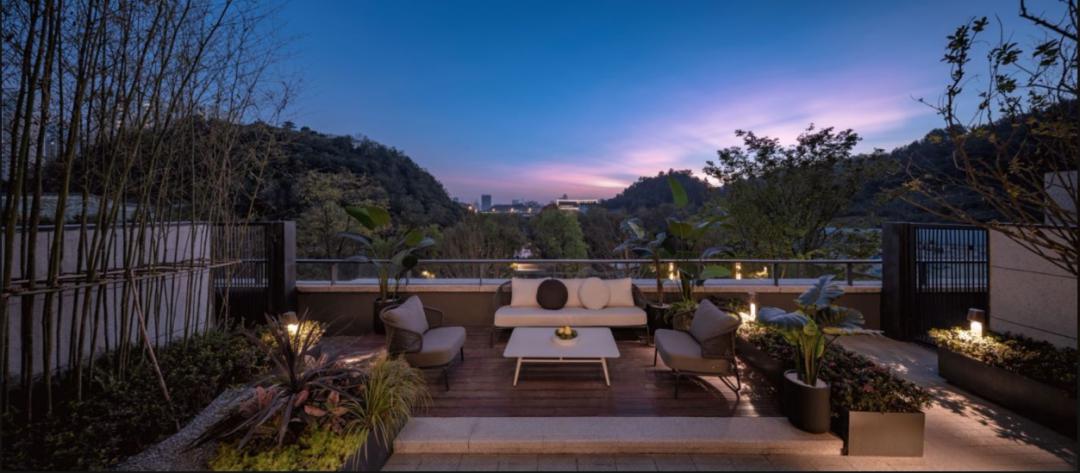 看完观山湖单价4w+的别墅,我举手点了个赞,低头拍了下包