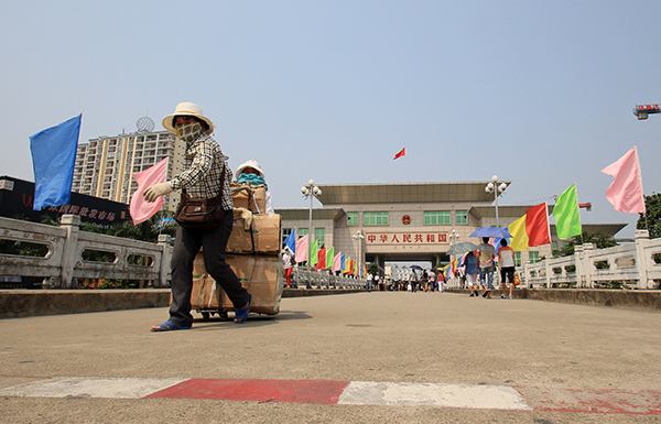 中越边境河口越南街,越南姑娘在边境摆摊