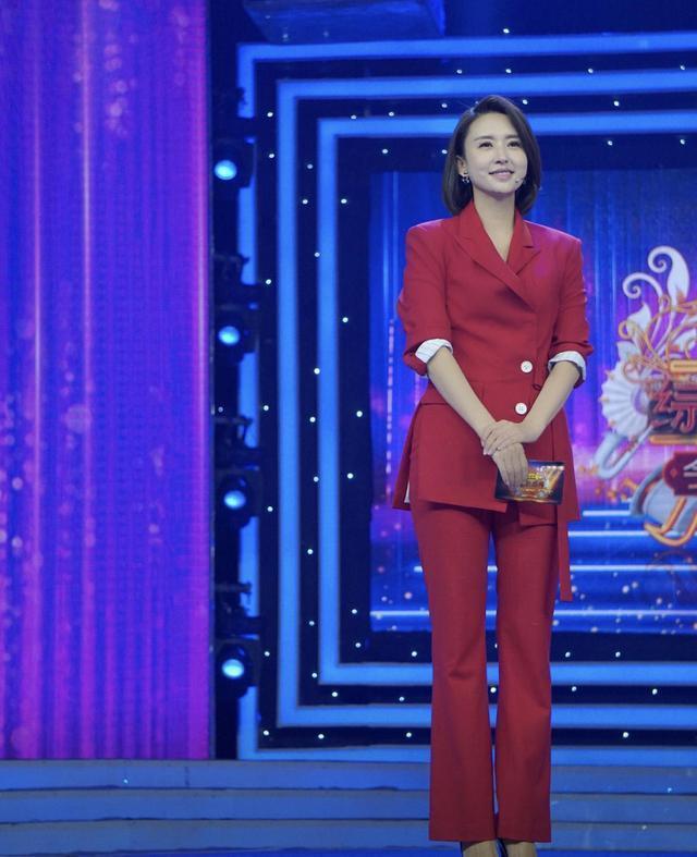 张蕾气质好又会穿,张蕾穿同款藏青色风衣