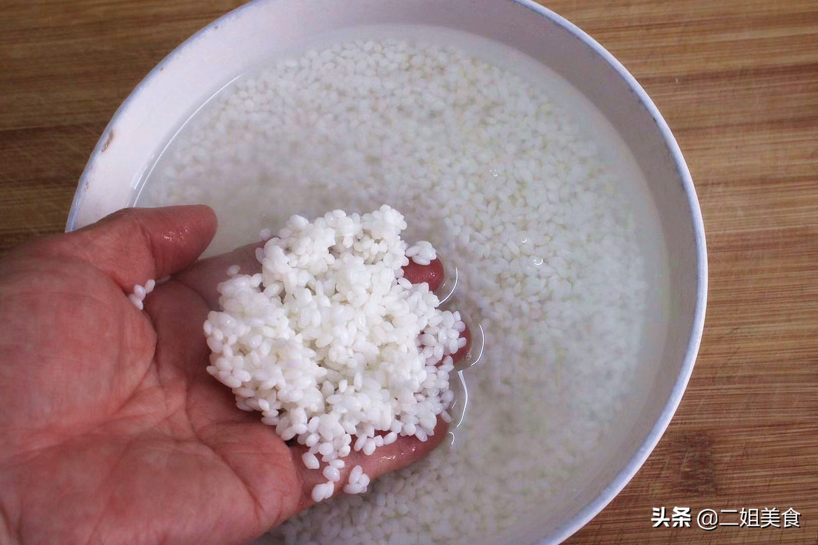 把糯米蒸熟再用油煎,把糯米上锅蒸一蒸