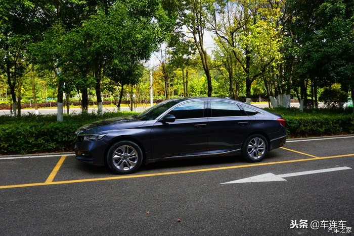 十代雅阁混动版与英诗派太空银,十代雅阁太空银还是白色好看