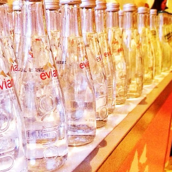 依云如何将一瓶水，成功卖出了奢侈品的味道？