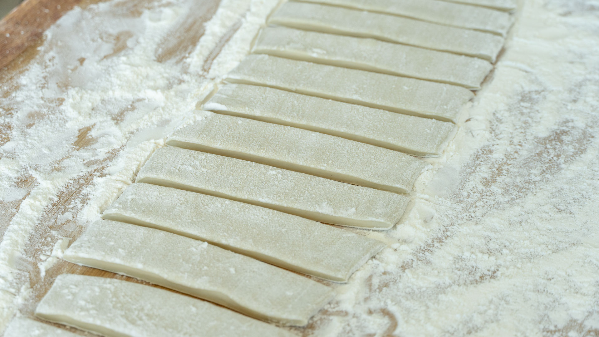 蓬松酥脆油条的家常做法,在家做油条香酥可口健康营养