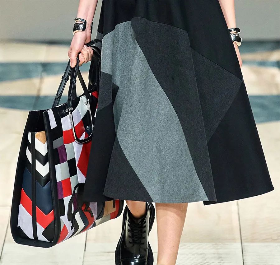 这才爆红一年就这么能“装”了?3w的包一背我都认不出来了…