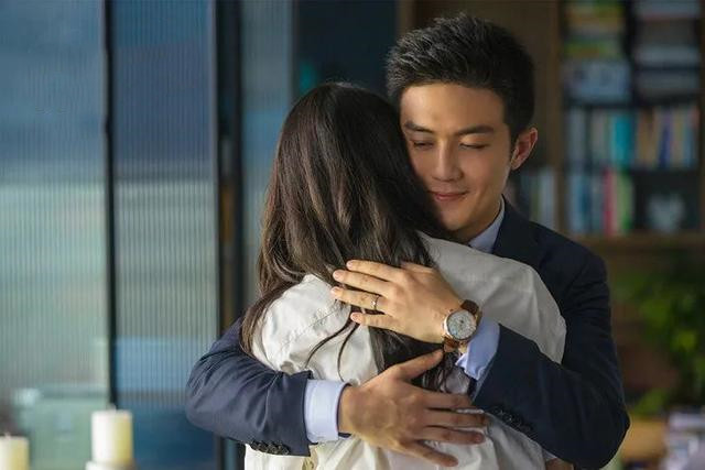 顾佳戴的项链是玫瑰金还是黄金,三十而已顾佳戴的那款项链叫什么