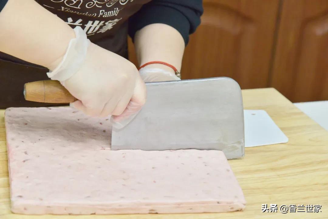 「香兰教程」熬糖版牛轧糖，这样做的牛轧糖好像草莓味的云朵