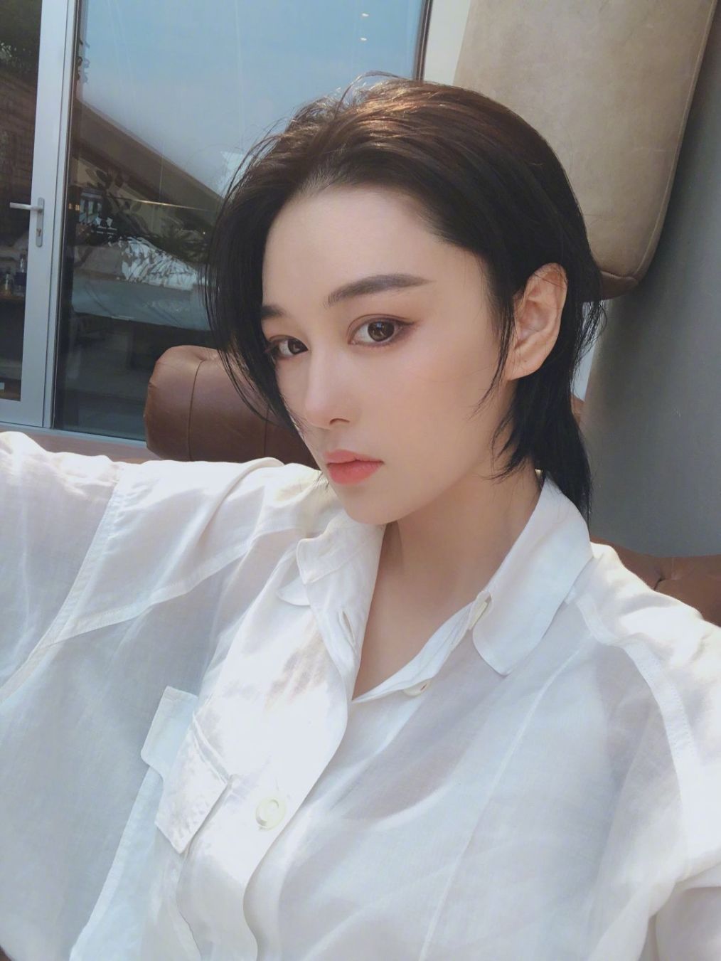 张馨予帮助摔倒的老人,张馨予帮助的老爷爷的视频