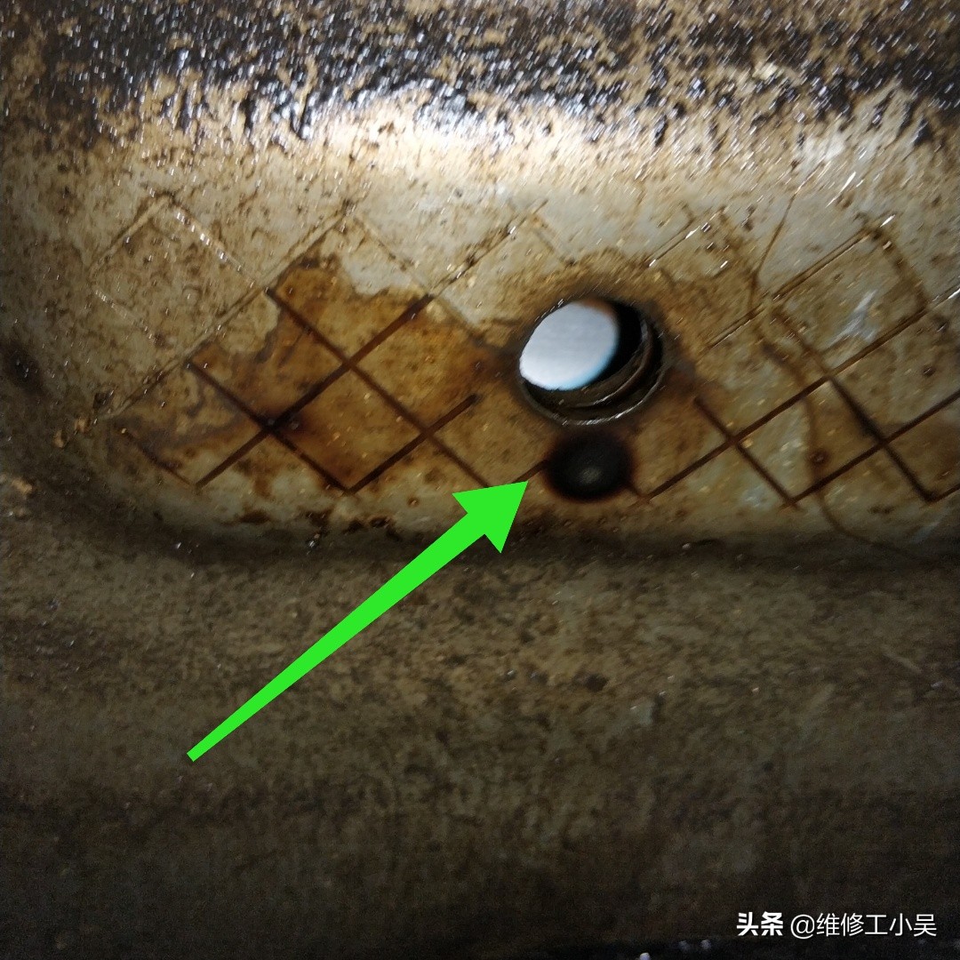 宝马525发动机漏油通病,宝马525跑了8000公里提示加机油