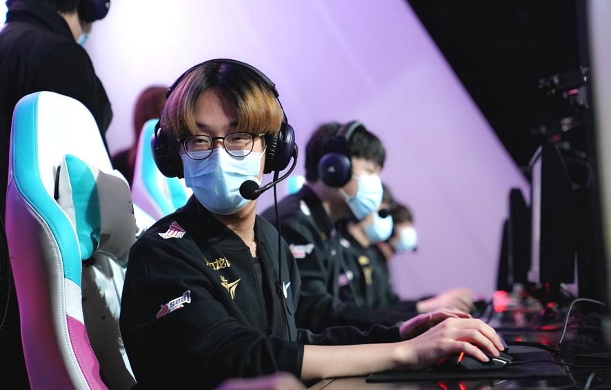 电棍otto被抬走,otto打得多离谱