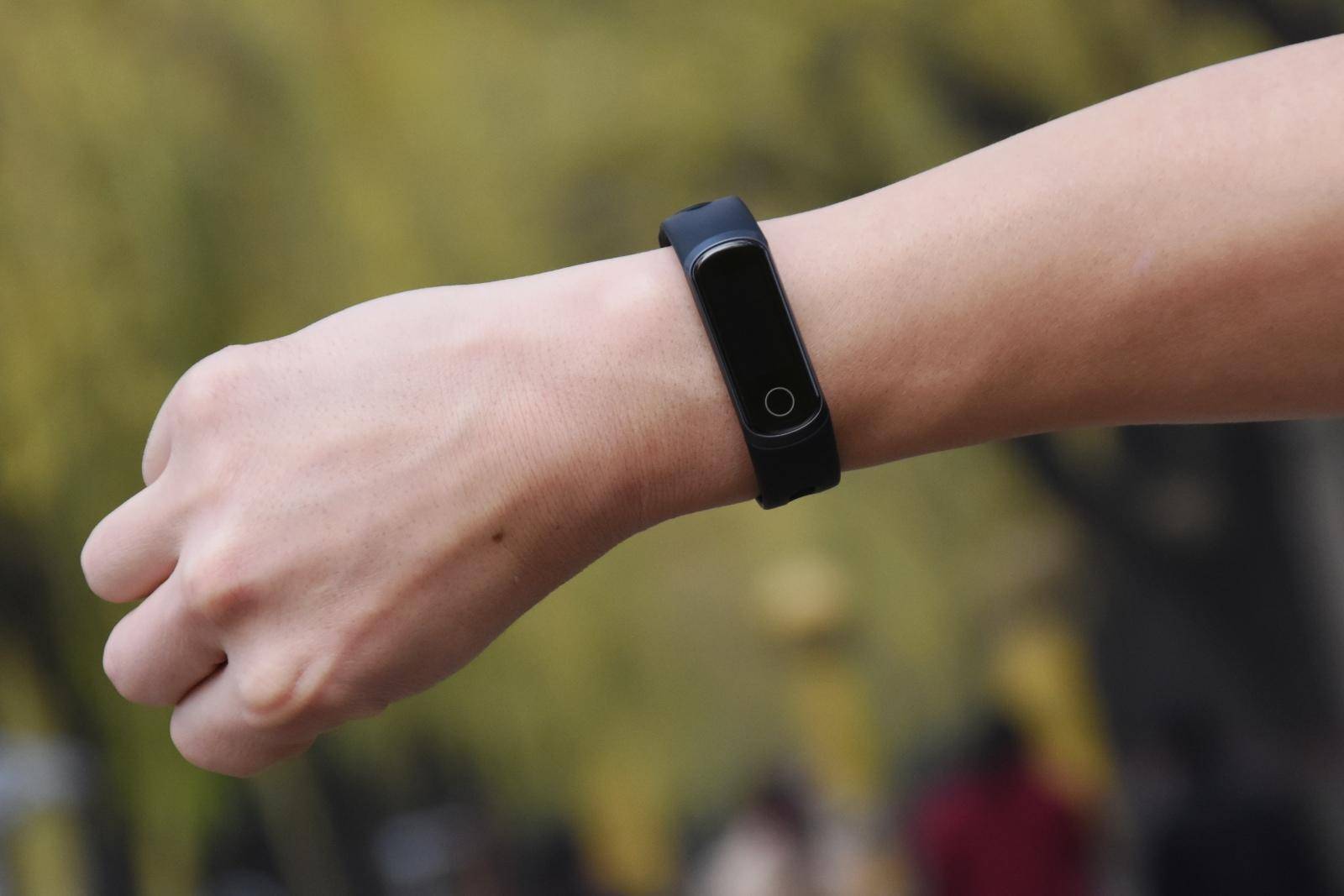 荣耀手环5i硅胶圈,荣耀手环5腕带怎么下