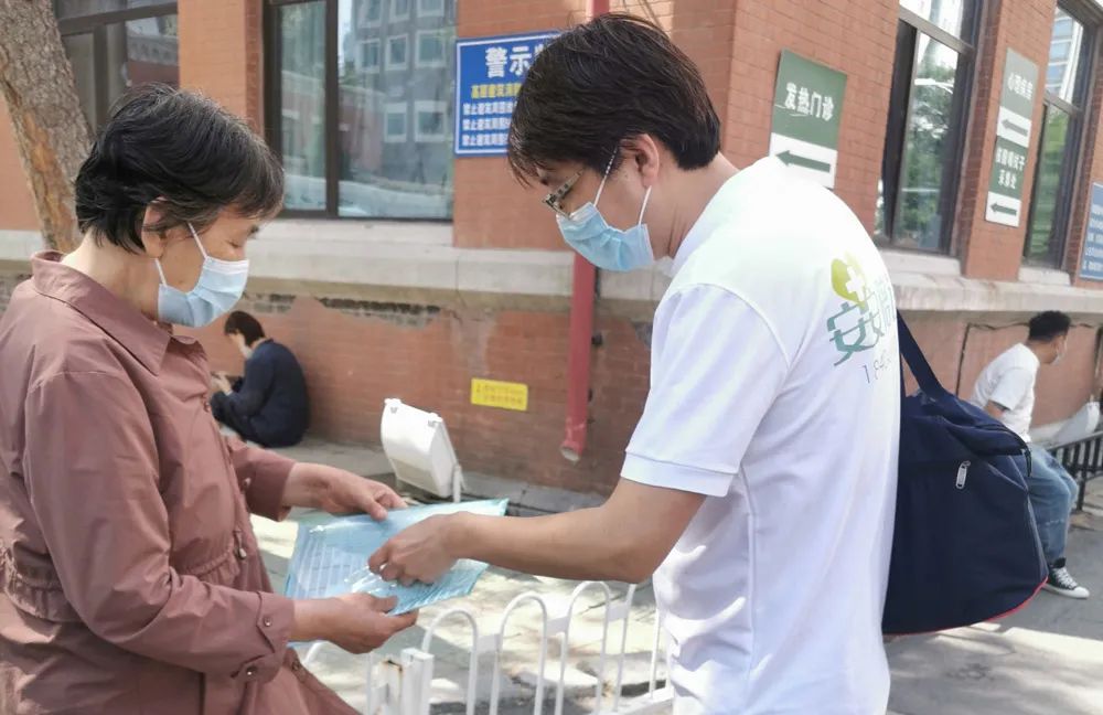 医院陪人挣钱,陪人看病的职业一个月能赚多少钱