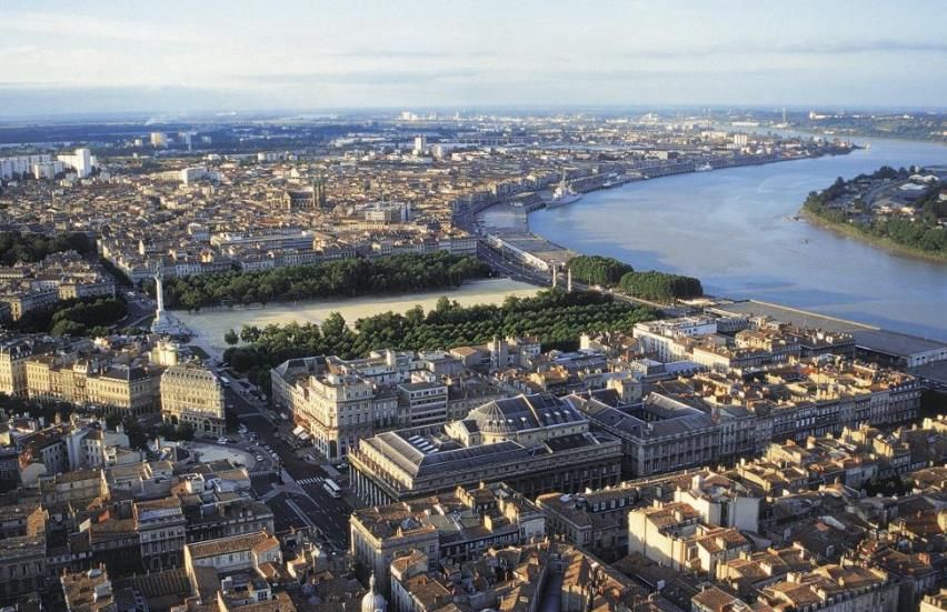 法国这座城市被称为“葡萄酒都”，这里盛产的葡萄酒享誉全世界