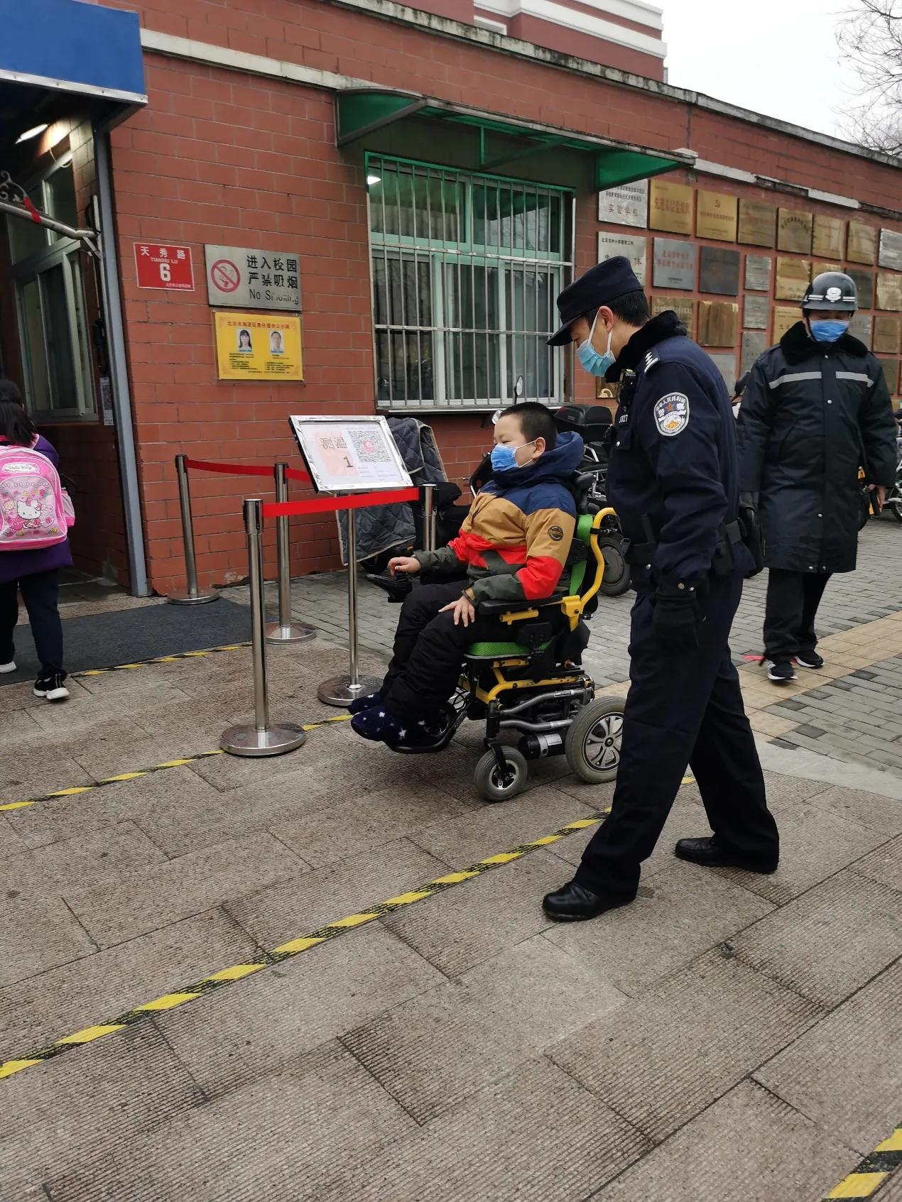 在平凡的岗位为*党**徽增光