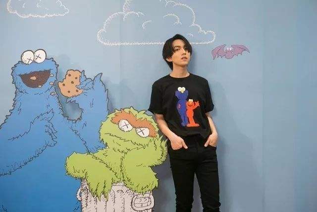 kaws联名大抢购,优衣库kaws联名遭疯抢