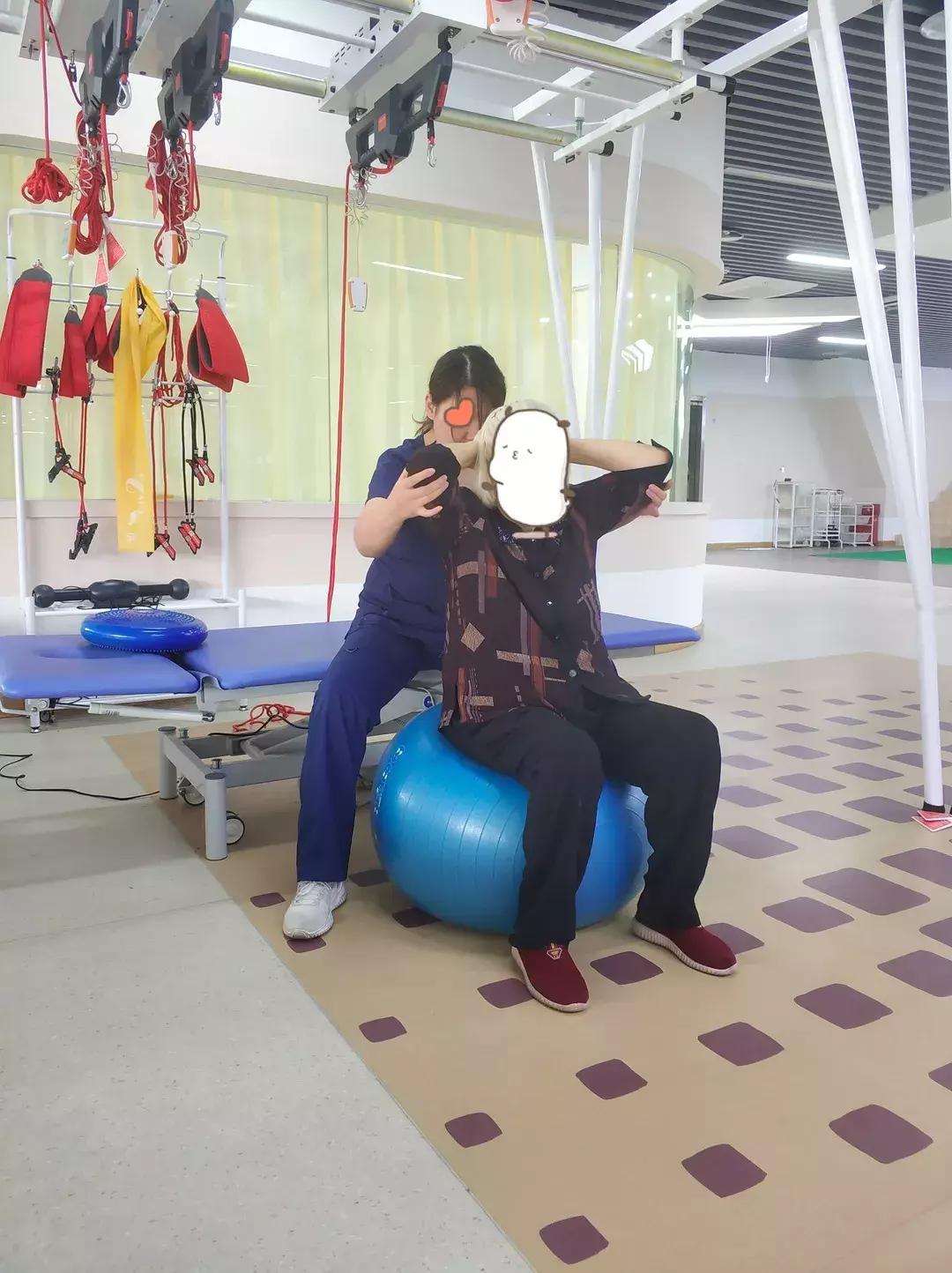 80岁老太太驼背90度能手术吗,老年人驼背有什么好的治疗方法