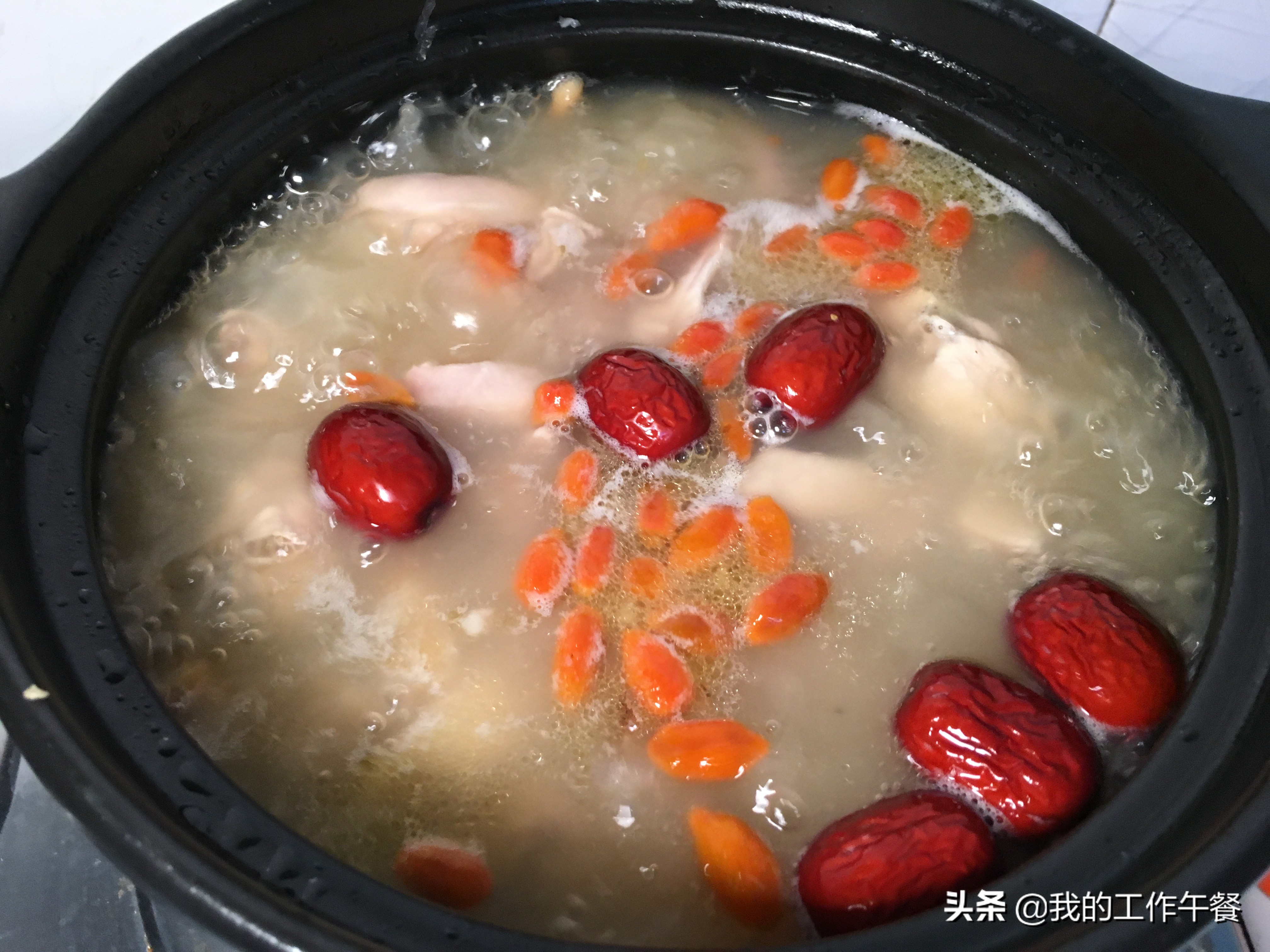 冬天来碗猪肚鸡汤暖身又养胃,秋季如何煲猪肚鸡汤好喝