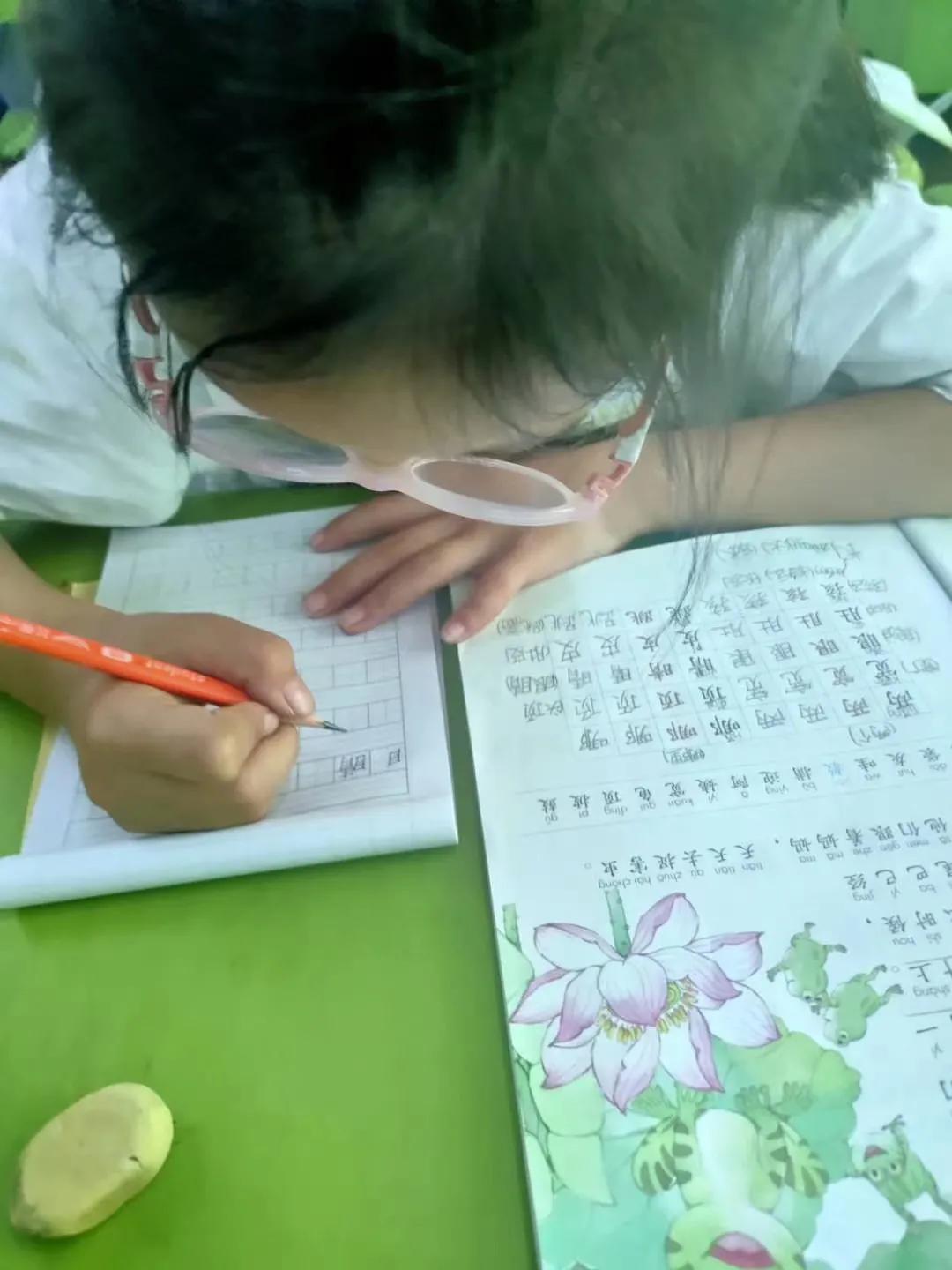 孩子握笔不对和老师沟通,小孩握笔不对能写好字吗